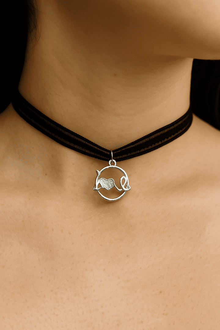 צ׳וקר שחור דגם LOVE